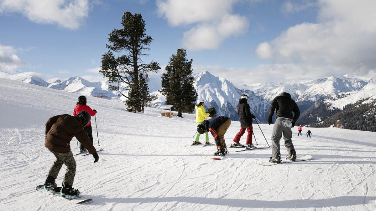 3 beaux domaines skiables se trouvent dans la région : du Skiparadies Reschenpass de Nauders à cheval sur la frontière au domaine familial de Fendels, en passant par le glacier Kaunertaler Gletscher, où la neige est garantie jusqu'en juin., © Tirol Werbung/Kathrein Verena