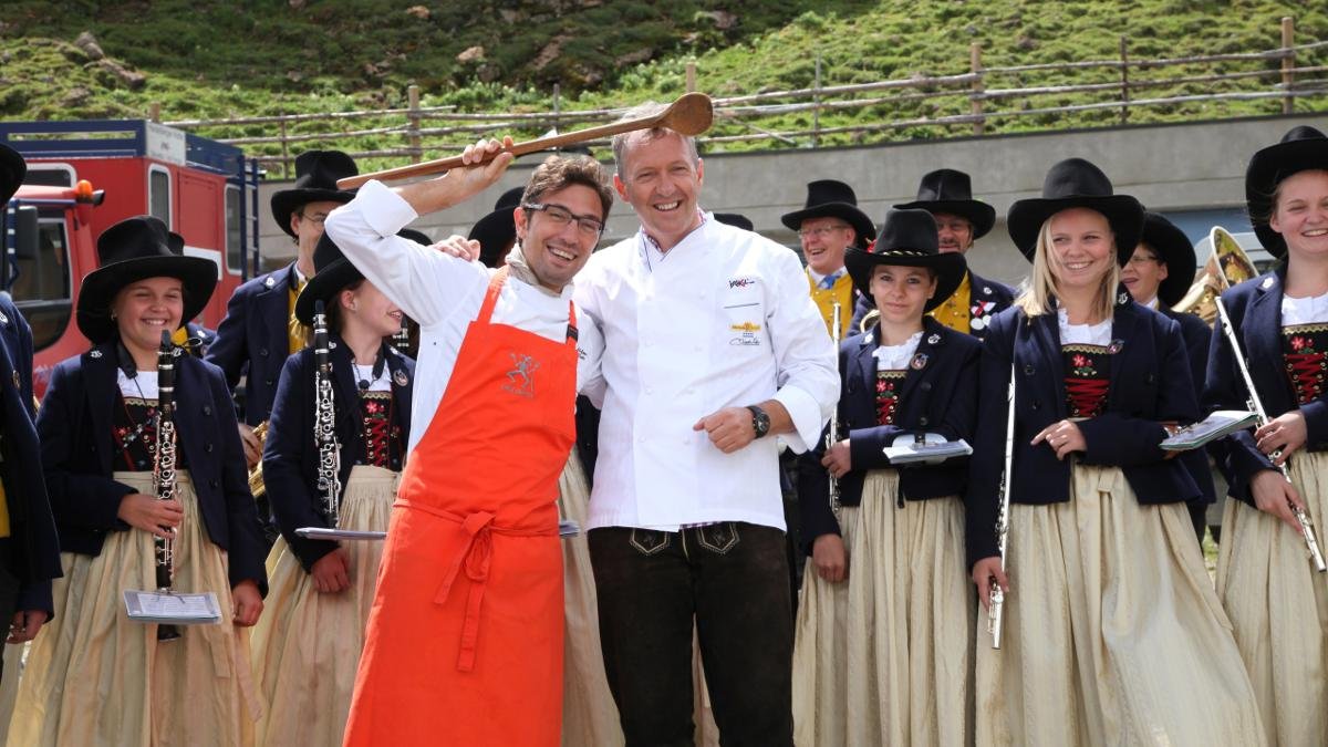 Les chemins de Saint-Jacques-de-Compostelle sont souvent associés à une marche rude et pleine de sacrifices. Mais à Paznaun, l’événement pour randonneurs « Saint-Jacques gastronomique » prend des airs bien différents, le fin gourmet amoureux de la nature partant à la découverte des délices que les chefs étoilés ont concocté, le tout dans un cadre on ne peut plus authentique., © Paznaun-Ischgl