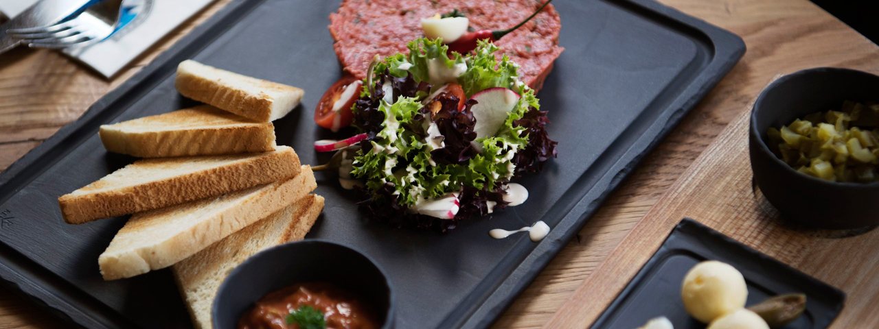 Délices culinaires à l'auberge d'altitude Wedelhütte, © Tirol Werbung/Frank Bauer