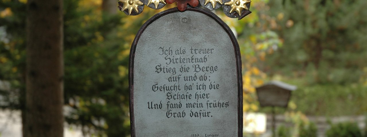 Les inscriptions funéraires humoristiques du cimetière de Kramsach, © Alpbachtal Tiroler Seenland