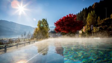 Piscine extérieure avec vue sur les montagnes du Zillertal , © Alpin Family Resort Seetal