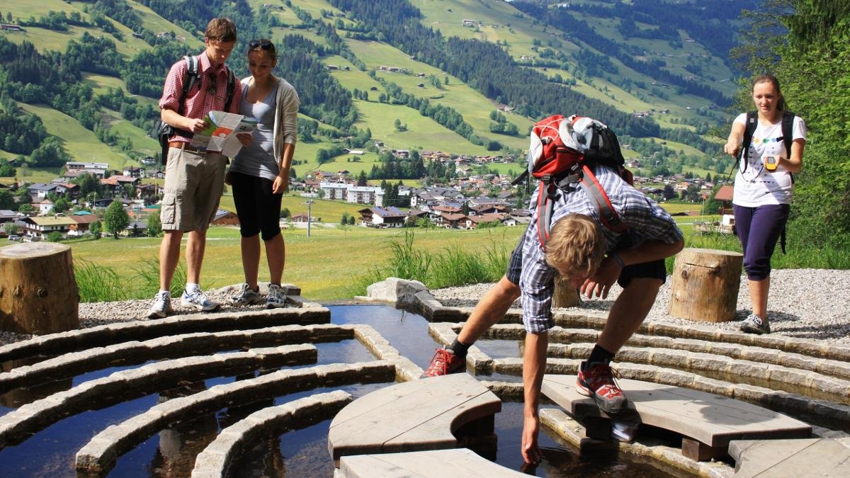 Bienvenue au Bergwelt de Westendorf. Armés de détecteur GPS et de précieux indices, vous partez dénicher les trésors cachés au cœur d'un paysage naturel splendide., © Kitzbüheler Alpen - Brixental