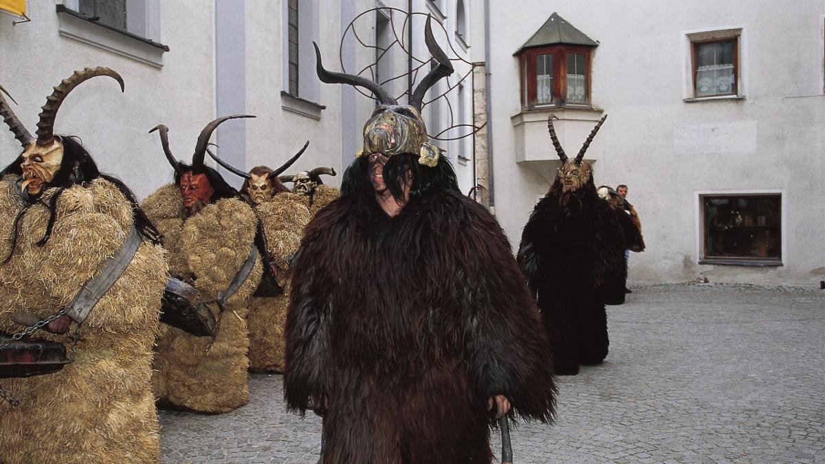 Au Tyrol, Saint-Nicolas n'est pas le seul à descendre dans la rue autour du 6 décembre. C'est aussi là que les monstreux Krampus et Perchten sortent... pour le plus grand bonheur de certains, et la terreur des autres !, © Tirol Werbung/Somer Phil