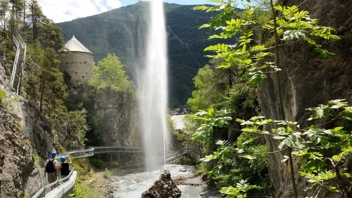 Mystiques, les gorges se faufilent depuis le plus vieux barrage hydroélectrique du Tyrol jusqu'au chutes d'eau Lötzer Wasserfall., © TirolWest/Günter Standl
