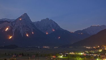 Les feux du solstice d'été dans la Tiroler Zugspitz Arena depuis la large cuvette d'Ehrwald, © Albin Niederstrasser