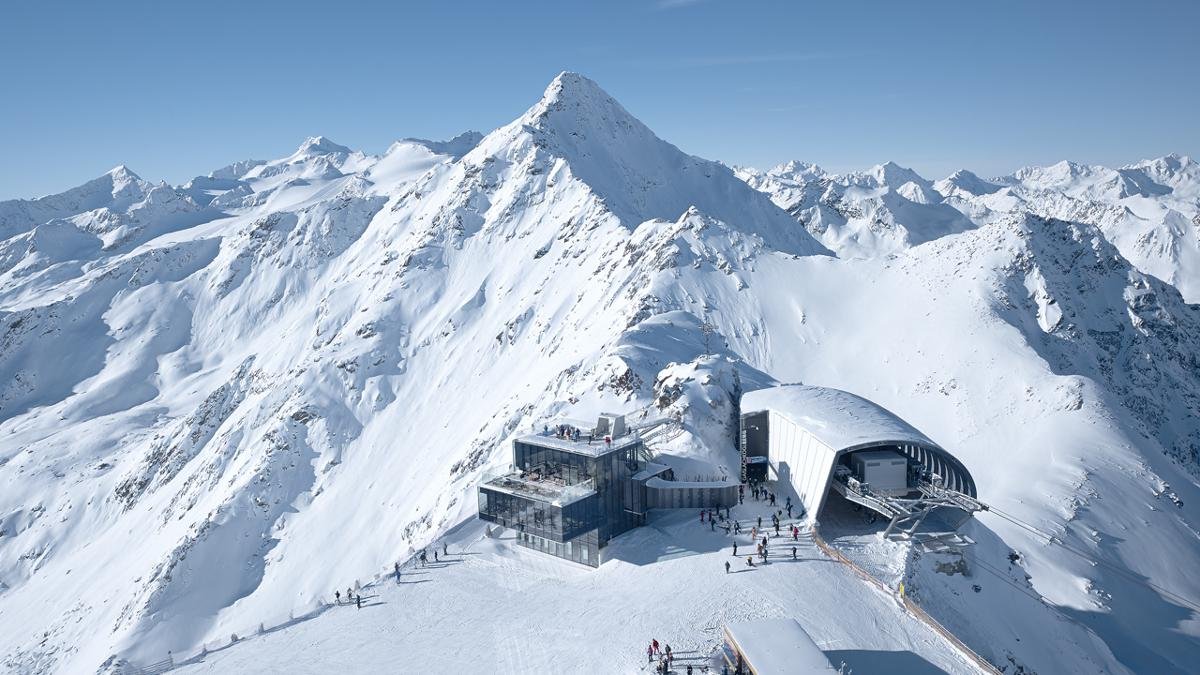 Les plus ambitieux s’attaqueront à un itinéraire de 50 kilomètres passant par les trois géants enneigés que sont le Gaislachkogl, le Tiefenbachkogl et le Schwarze Schneid en une seule journée de ski. Cela laisse cependant peu de temps pour profiter pleinement de l’architecture haute-alpine des remontées mécaniques, de la gastronomie d’altitude et des panoramas spectaculaires., © Ötztal Tourismus/Markus Bstieler