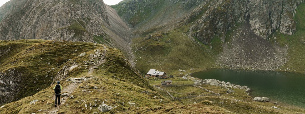 L'auberge Obstanserseehütte et le lac du même nom