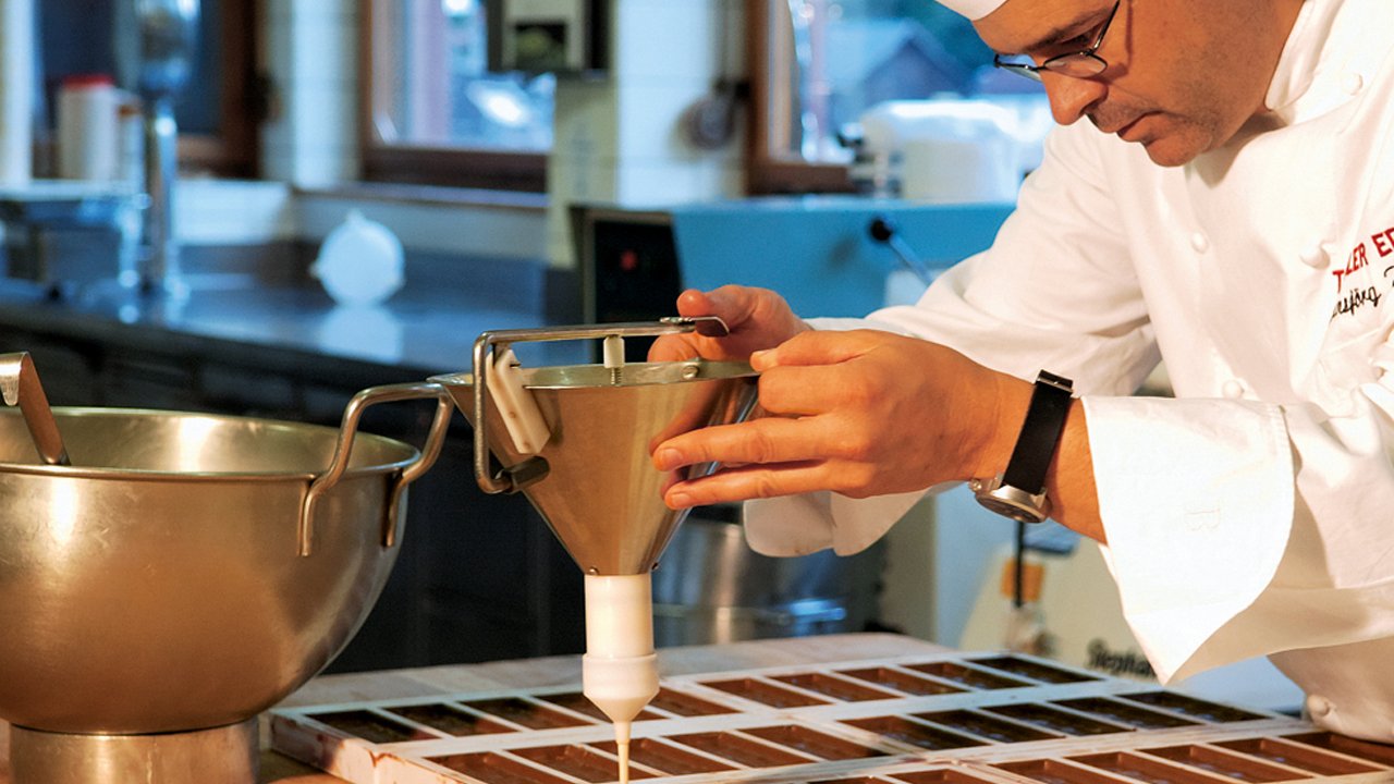 Le chocolatier du délicieux „Tiroler Edle“ : Hansjörg Haag, © alpinadruck