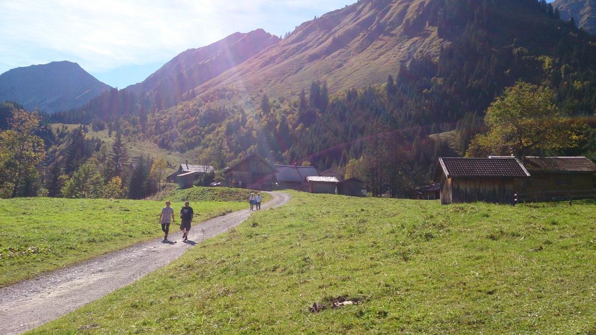 Avec ses 40 maisons en bois, ce village d'alpage serait le plus grand du Tyrol. Goûtez sur place aux spécialités régionales tout en admirant ce doux décor de prairies., © Lechtal Tourismus/Anja Krämer