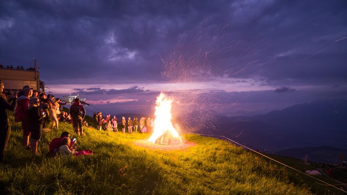 Ils correspondent à la fête de la Saint-Jean et sont une tradition bien ancrée au Tyrol. À la fin du mois de juin, une multitude de feux sont allumés dans les hauteurs. Depuis le sommet de la Hohe Salve, le spectacle est particulièrement impressionnant., © TVB Hohe Salve