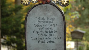 Les inscriptions funéraires humoristiques du cimetière de Kramsach, © Alpbachtal Tiroler Seenland
