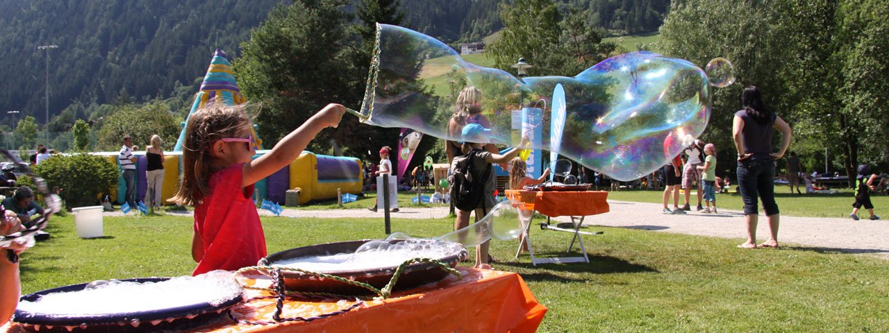 La fête d'été Big Family Sommerfest : bulles de savon géantes!, © TVB Stubai Tirol
