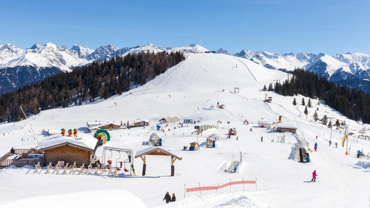 Par l’association des domaines skiables de Serfaus, Fiss et Ladis est née une vaste arène enneigée qu’apprécient les débutants, les familles comme les skieurs chevronnés. Le tout, sur un haut plateau ensoleillé qui se déploie jusqu’à une altitude de 2 820 mètres., © Tirol Werbung
