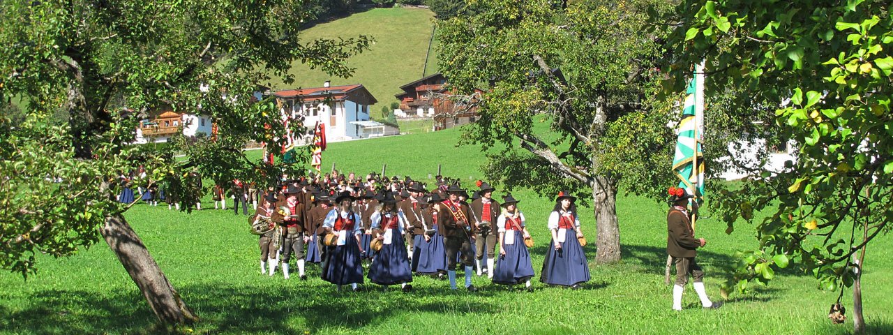 Procession à la Wildschönauer Krautingerwoche - La semaine de l’eau-de-vie locale, © Wildschönau Tourismus