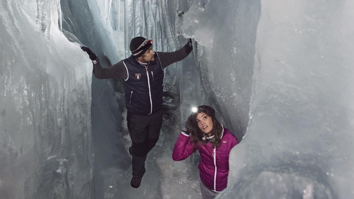 Tomber dans une crevasse, c’est sûrement un cauchemar – mais au Natur-Eis-Palast, le palais de glace naturelle situé au cœur du glacier, bien au-dessous des pistes de ski, l’exploration ciblée d’une crevasse devient une découverte impressionnante., © Tirol Werbung/Verena Kathrein