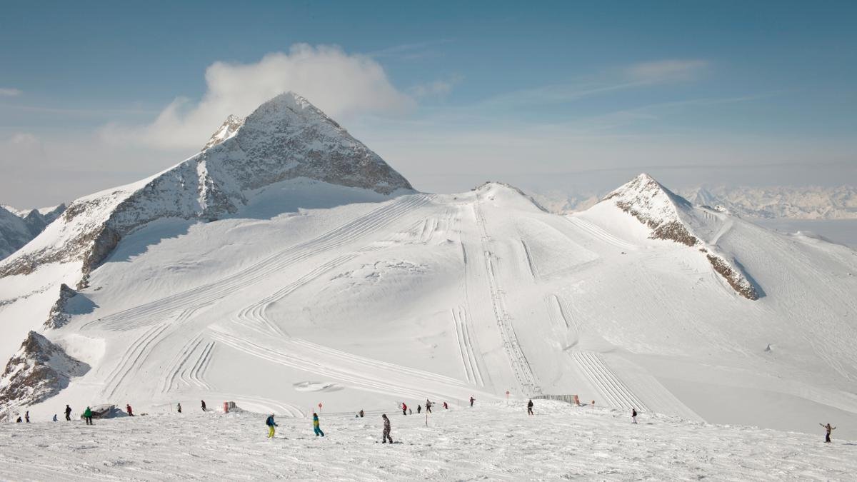 L’Olperer, culminant à 3 476 mètres, a une forme en pyramide qui ne passe pas inaperçue. Sur son versant nord, les skieurs du glacier de Hintertux s’adonnent tout au long de l’année aux joies de la glisse., © Tirol Werbung/Regina Recht