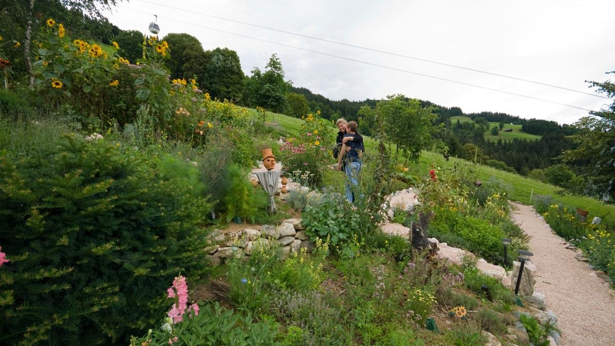 La ferme bio Biohof Obertreichl ouvre son jardin d'aromates aux visiteurs curieux. Dans la boutique, vous retrouvez les produits faits maison issus de ces mêmes aromates : huile, thé..., © Kitzbüheler Alpen/Kurt Tropper