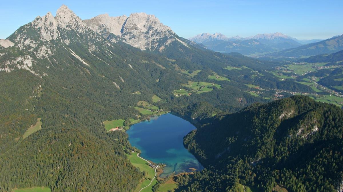 À quatre kilomètres de Scheffau se trouve, au coeur de la réserve naturelle de la Wilder Kaiser, un splendide joyau bleu turquoise. Le lac de montagne est idéal pour se baigner ou comme lieu de point de départ pour différentes randonnées., © Wilder Kaiser