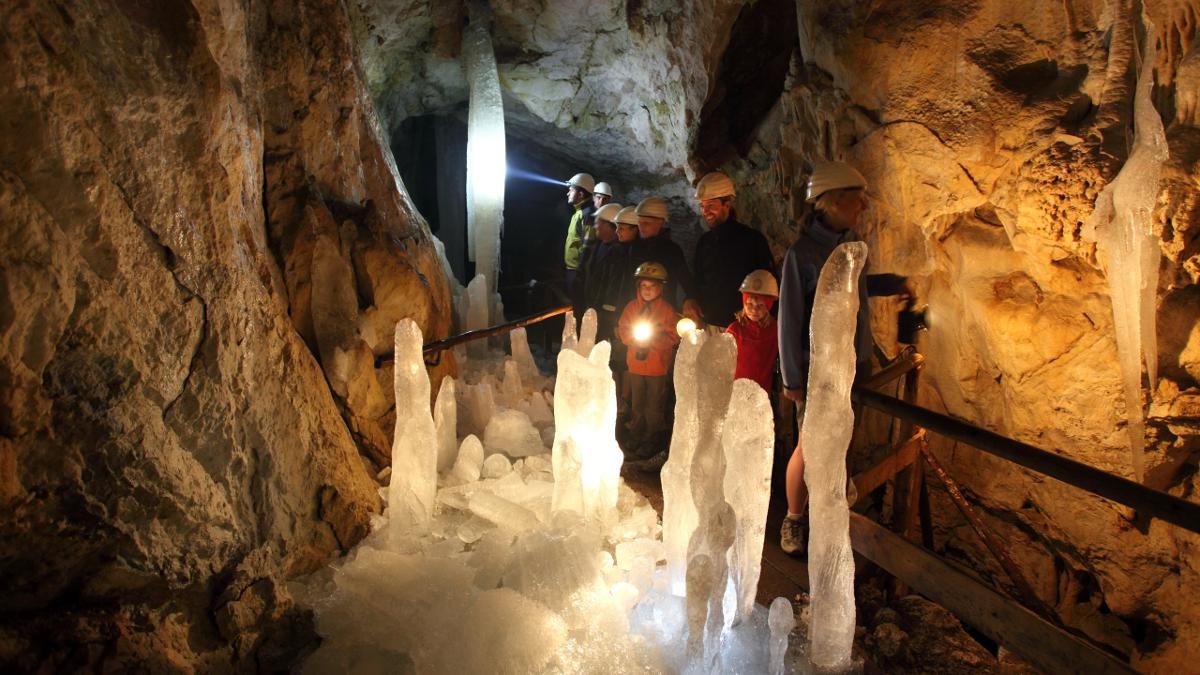 La température reste à 0 dégré toute l'année, pensez au bonnet et aux gants ! La grotte du Hundalm nous dévoile des aspects de la formation de la Terre., © Hannes Dabernig