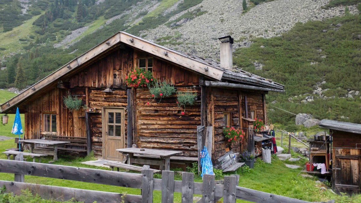 Une maison en bois pittoresque plant&eacute;e dans un d&eacute;cor montagneux &eacute;poustouflant : bienvenue dans les alpages tyroliens.
, © Tirol Werbung/Koopmann Jörg