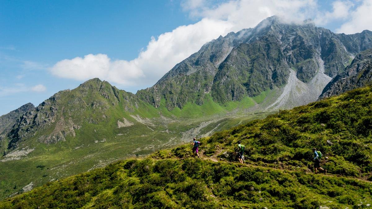 Il fait partie des plus beaux itinéraires de randonnée en altitude des Alpes. Mais avec ses 120 kilomètres et ses 8 000 mètres de dénivelé, le chemin d’altitude de Stubai représente aussi un véritable défi. Son parcours entre les refuges d’Innsbrucker Hütte et Starkenburger Hütte peut également être réalisé par étapes., © Tirol Werbung/Herbig Hans