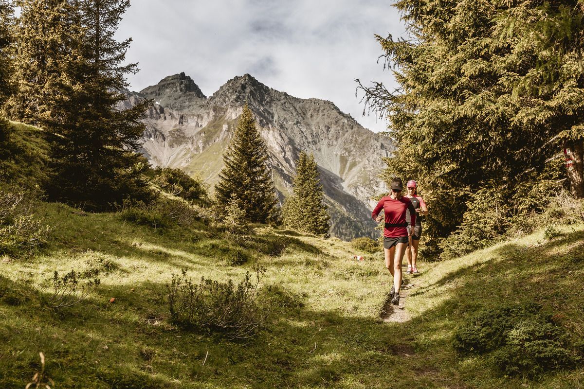 Zwei Frauen die am Trail laufen mit dem Berg im Hintergrund