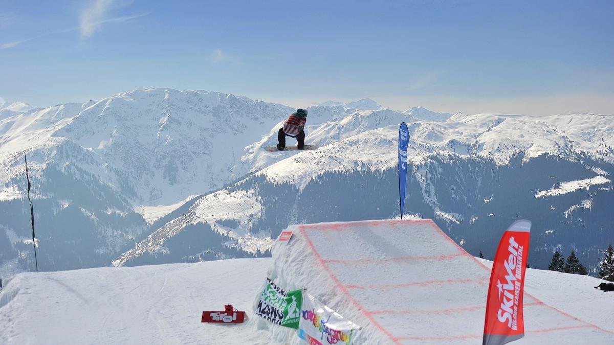 Westendorf, c'est un peu le paradis des snowboarders et des skieurs amateurs de freestyle. Le snowpark est situé juste à l'arrivée des remontées mécaniques et offre de nombreuses possibilités de s'entraîner, aussi pour les débutants., © Bildarchiv SkiWelt