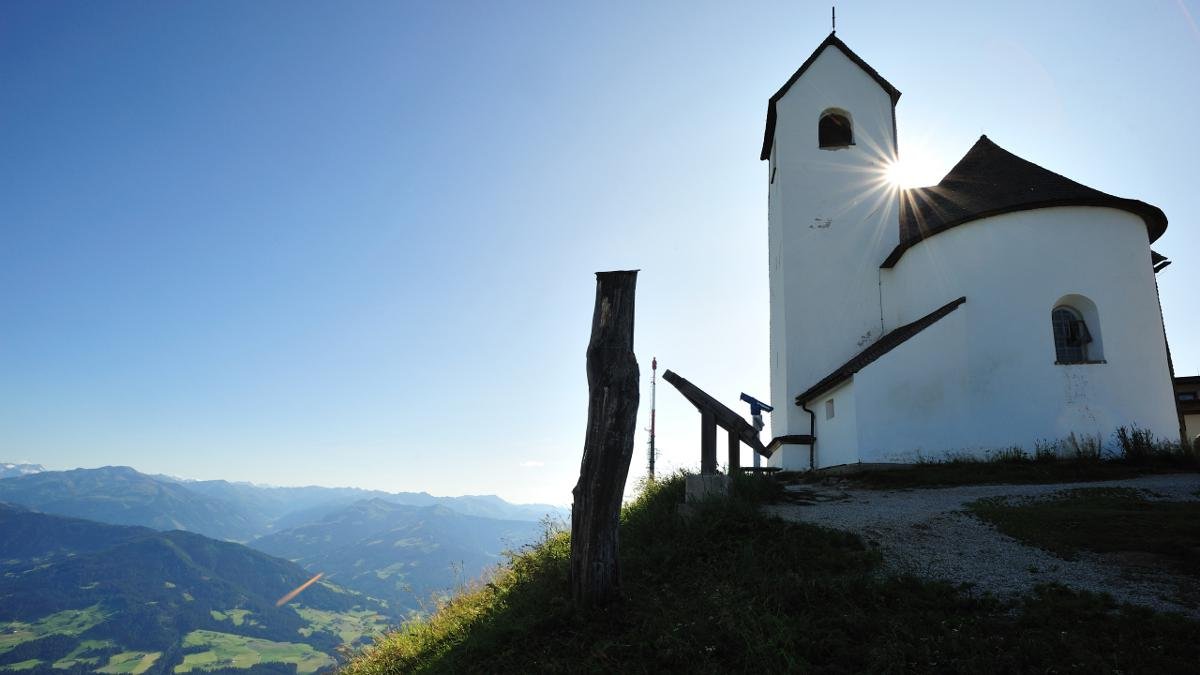 La Hohe Salve (1 829 mètres d'altitude) se rejoint en télécabines depuis Söll et Hopfgarten. Les randonneurs empruntent, eux, des chemins avec vue à 360°C. En haut, l'église Salvenkirche et la vue époustouflante récompensent tous les efforts., © Kitzbüheler Alpen/Hannes Dabernig