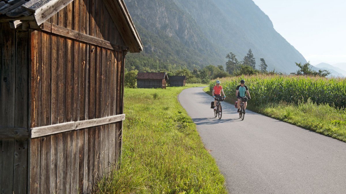 En vélo sur la piste cyclable de l'Inntal, © Tirol Werbung/Frank Bauer
