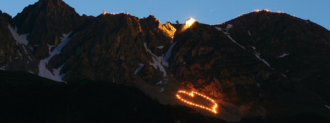 Les feux du solstice d'été illuminent la Nordkette d'Innsbruck, © Christian Wührer
