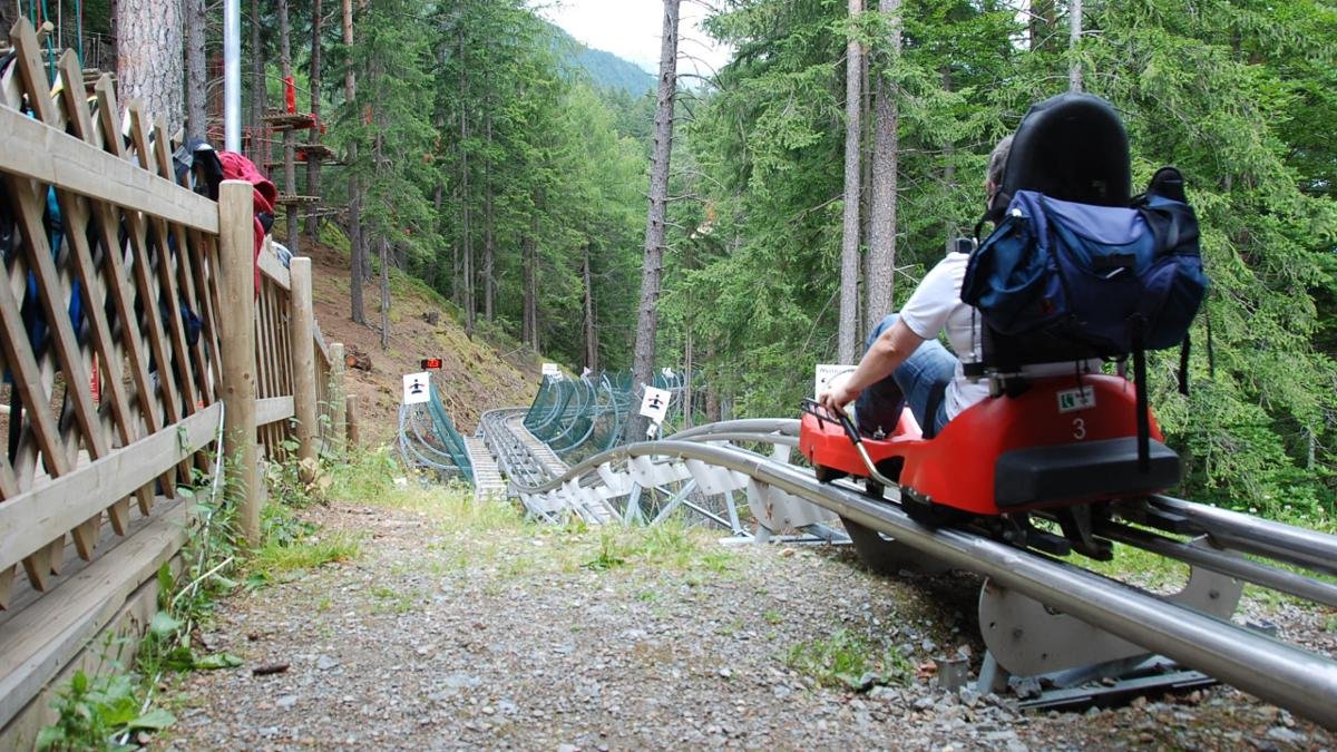 L'Osttirodler est un parcours de luge d'été sur rails qui file sur 2,7 kilomètres depuis l'alpage Moosalm vers la capitale de l'Osttirol. Forêt, ponts, virages serrés : usez du frein seulement en arrivant aux portes de la ville !, © Tirol Werbung/Michael Gams