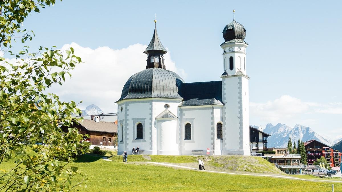 La petite église de Seekirchl apparaît sur d’innombrables photos et films faits à Seefeld. C’est le maître d’œuvre de la Cour du Tyrol Christoph Gumpp qui a érigé cet édifice octogonal baroque dans la seconde moitié du XVIIème siècle., © Region Seefeld