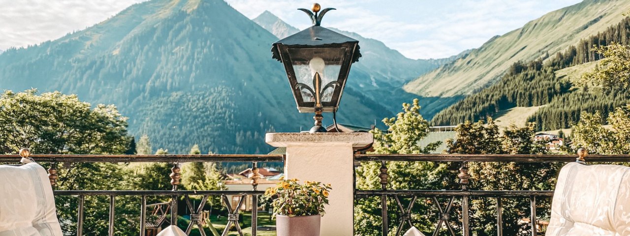 Collation sur la terrasse ensoleillée avec vue imprenable sur les montagnes., © Hotel Singer - Relais &amp; Châteaux