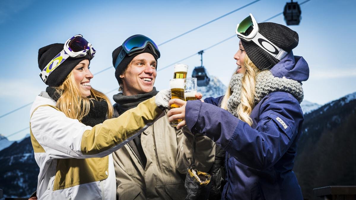 Une fois que l’on a fait du sport à l’envi, on a bien gagné le droit de se détendre et de se divertir – et, à Sölden, avec juste un peu de chance, il se peut bien que l’on croise une star du grand cirque blanc lors de notre escapade festive., © Ötztal Tourismus/Rudi Wyhlidal