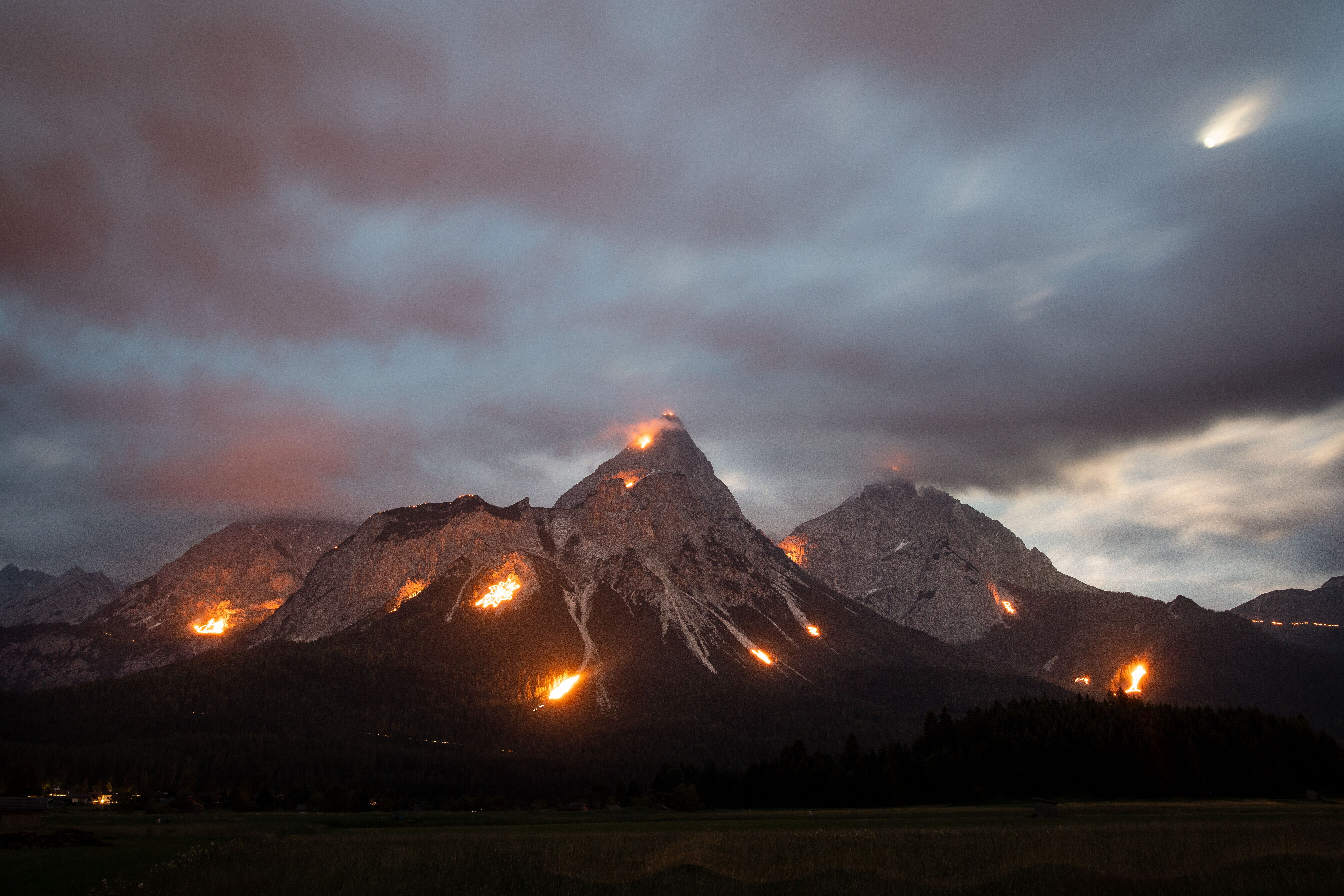 Sonnwendfeuer in der Tiroler Zugspitzarena