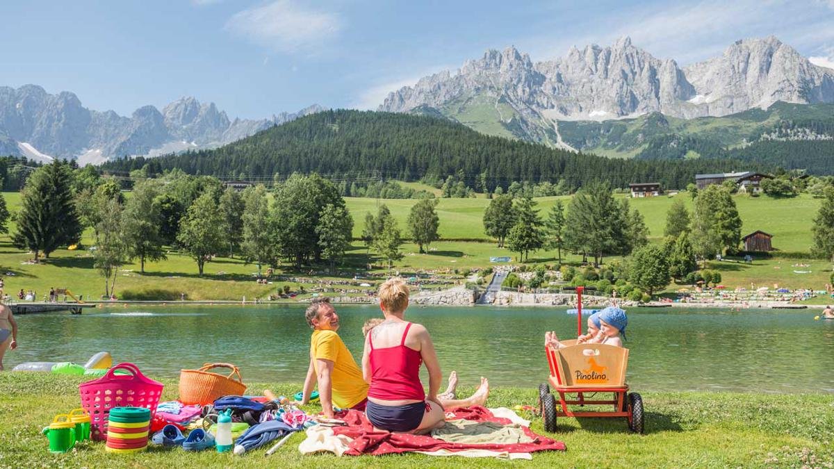 Situé directement aux abords de la forêt et offrant une vue généreuse sur le massif de l'Empereur, le lac Goinger Badesee invite au rafraîchissement et à la baignade. Un jury international l'a élu "le plus beau de baignade du Tyrol"., © TVB Wilder Kaiser/Peter von Felbert