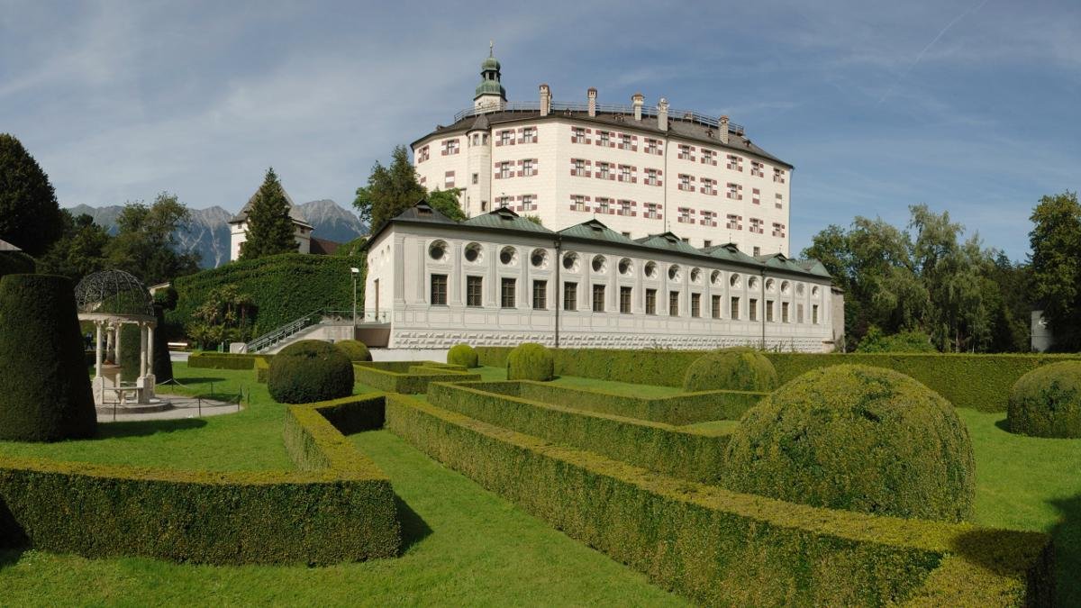 On peut discuter éternellement de l’héritage laissé par les Habsbourg. Mais le château d’Ambras, avec sa collection d’art et son cabinet des curiosités spectaculaires, sa salle espagnole et son parc de conte de fées, est tout simplement incontournable., © Tirol Werbung/Bernhard Aichner