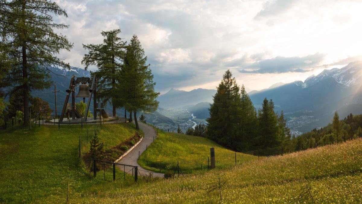 Un symbole du bon voisinage dans l’espace alpin, coulé dans le bronze et pesant 10 tonnes : à Mösern, la « Friedensglocke », que l’on rejoint par le chemin de randonnée de la paix, est incontestablement la plus grande cloche du Tyrol du haut de ses 2,51 mètres de hauteur. Chaque jour, son tintement est perceptible jusque loin dans la vallée de l’Inn., © Tirol Werbung/Frank Bauer