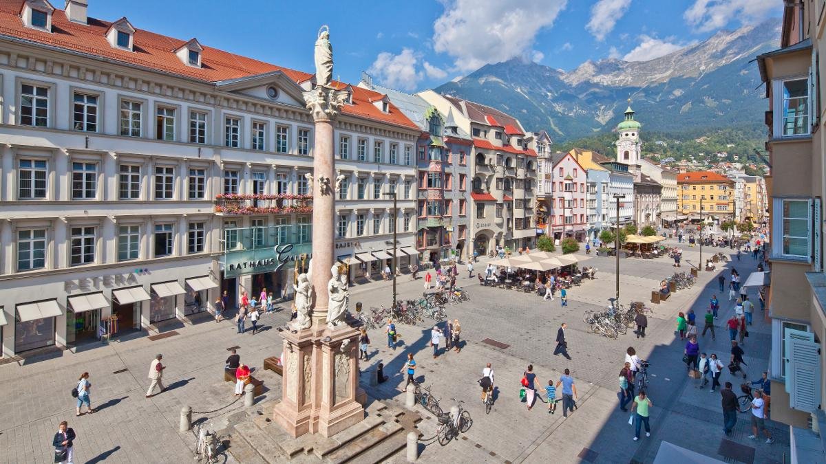 Innsbruck est suffisamment grande pour avoir son artère de prestige avec toutes les possibilités gastronomiques ou de shopping inhérentes. Et suffisamment petite pour que les habitants du coin croisent par hasard, à tout moment de la journée, des connaissances sur la Maria-Theresien-Straße., © Innsbruck Tourismus