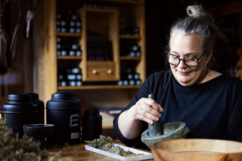 La sorcière de Zams et ses plantes médicinales, © Tirol Werbung - Marlena König