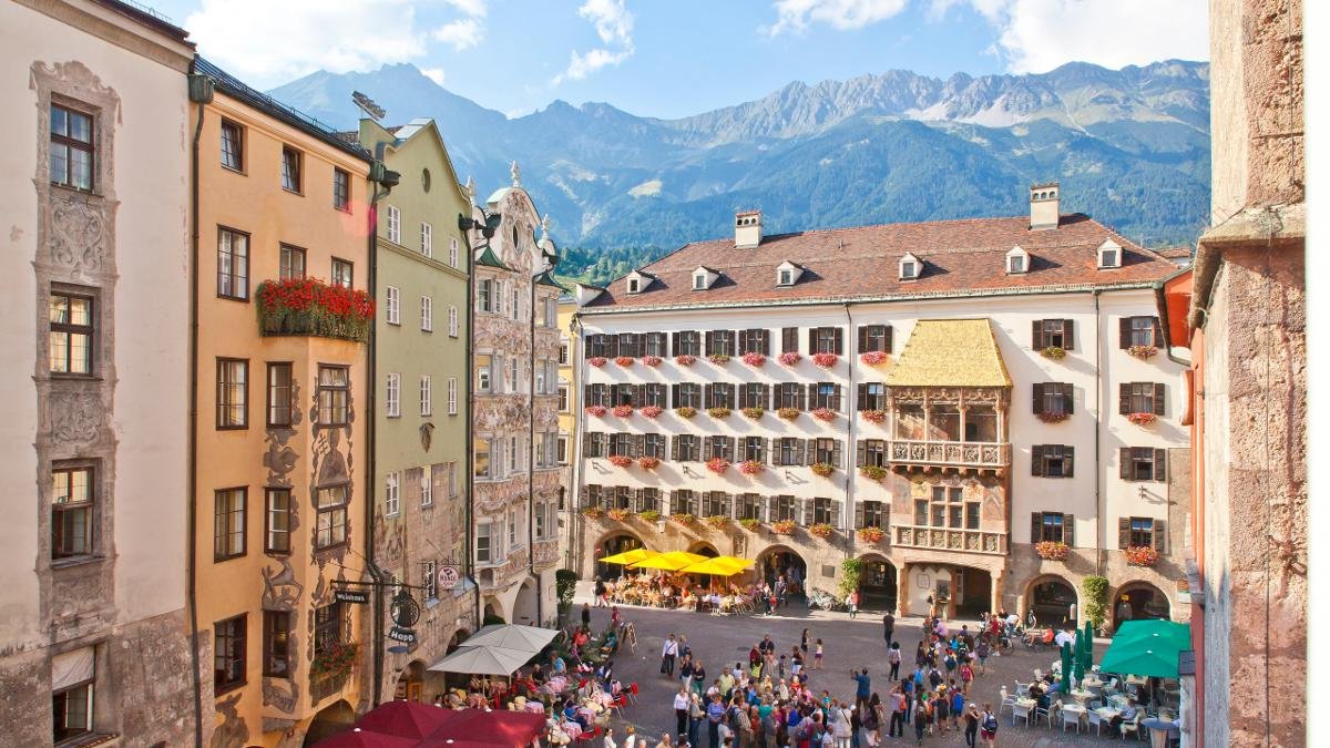 Qui dit Innsbruck dit aussi « Goldenes Dachl », soit le célèbre Petit Toit d’or. Tel est ici le nom, très dialecte local, du toit d’un encorbellement de prestige gothique flamboyant, recouvert de 2657 bardeaux de cuivre dorés à l’or fin., © Innsbruck Tourismus