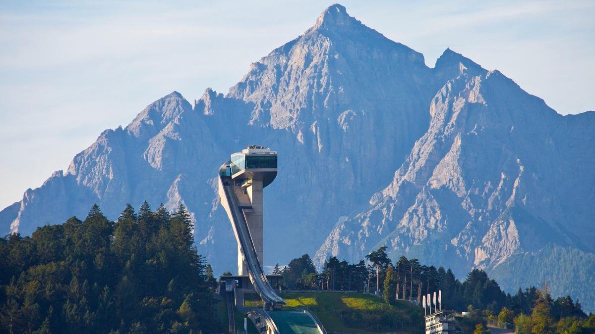 Si les amateurs de saut à ski le considèrent d’abord comme une installation moderne leur permettant de pratiquer leur sport, le tremplin réalisé par Zaha Hadid au sud d’Innsbruck est pour tous les autres un symbole de la ville aussi spectaculaire que moderne, offrant de surcroît une vue imprenable., © Innsbruck Tourismus