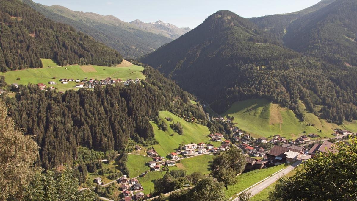 À l’ouest d’Innsbruck, la paisible vallée de Sellraintal attire le visiteur avec ses beaux villages d’alpinisme. Des sentiers de rêve, comme le chemin d’altitude du Sellraintal à 2 000 mètres, invitent à la randonnée. La vallée se termine à Kühtai, plus haute station de sports d’hiver d’Autriche., © Innsbruck Tourismus/Roland Schwarz
